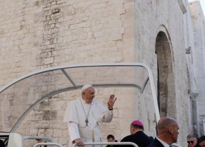 خبرنگاران پاپ فرانسیس به دلیل کسالت حضور در مراسم مذهبی را لغو کرد